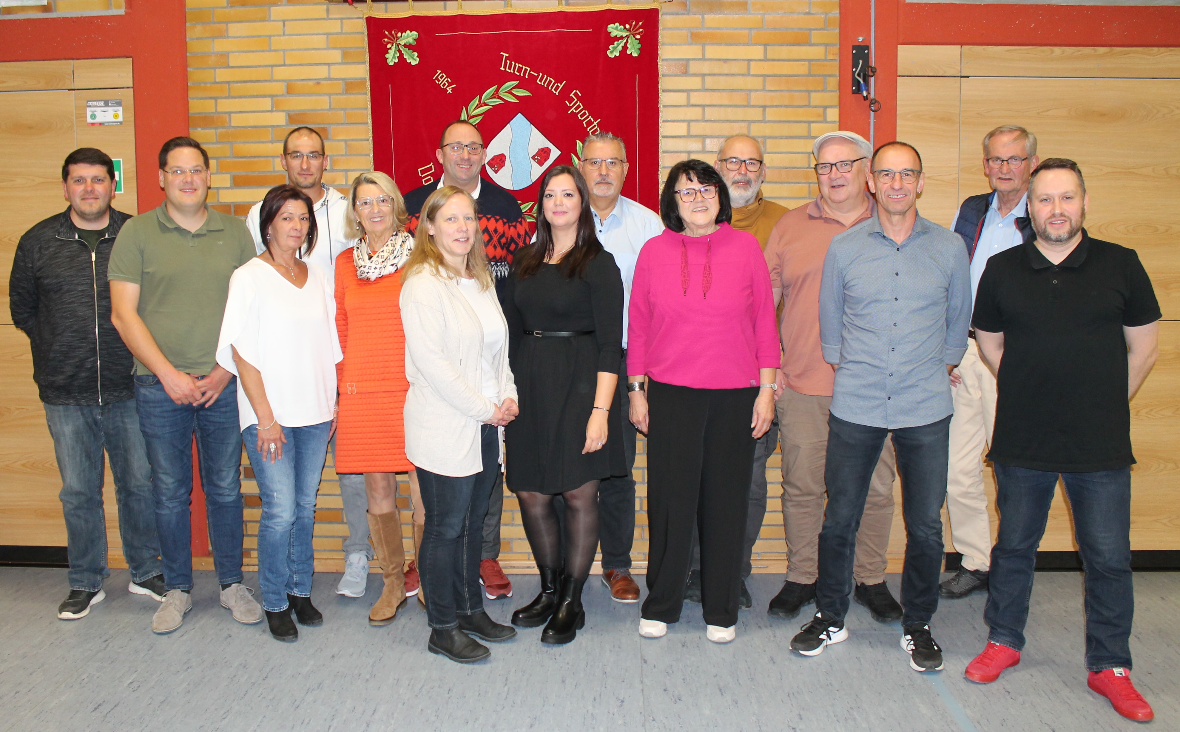 Das Bild zeigt die Geehrten zusammen mit dem ersten Vorsitzenden des TSV Vorbachzimmern Steffen Reißenweber (rechts), Ortsvorsteher und Ehrenmitglied Gerhard Hauf (2. von rechts), dem sportlichen Leiter Rainer Schuch (3. v. rechts) und dem stellvertretenden Vorsitzenden Joachim Waldmann (4. v. rechts) vor der Vereinsfahne. Ehrungsabend TSV Vbz 2025 b