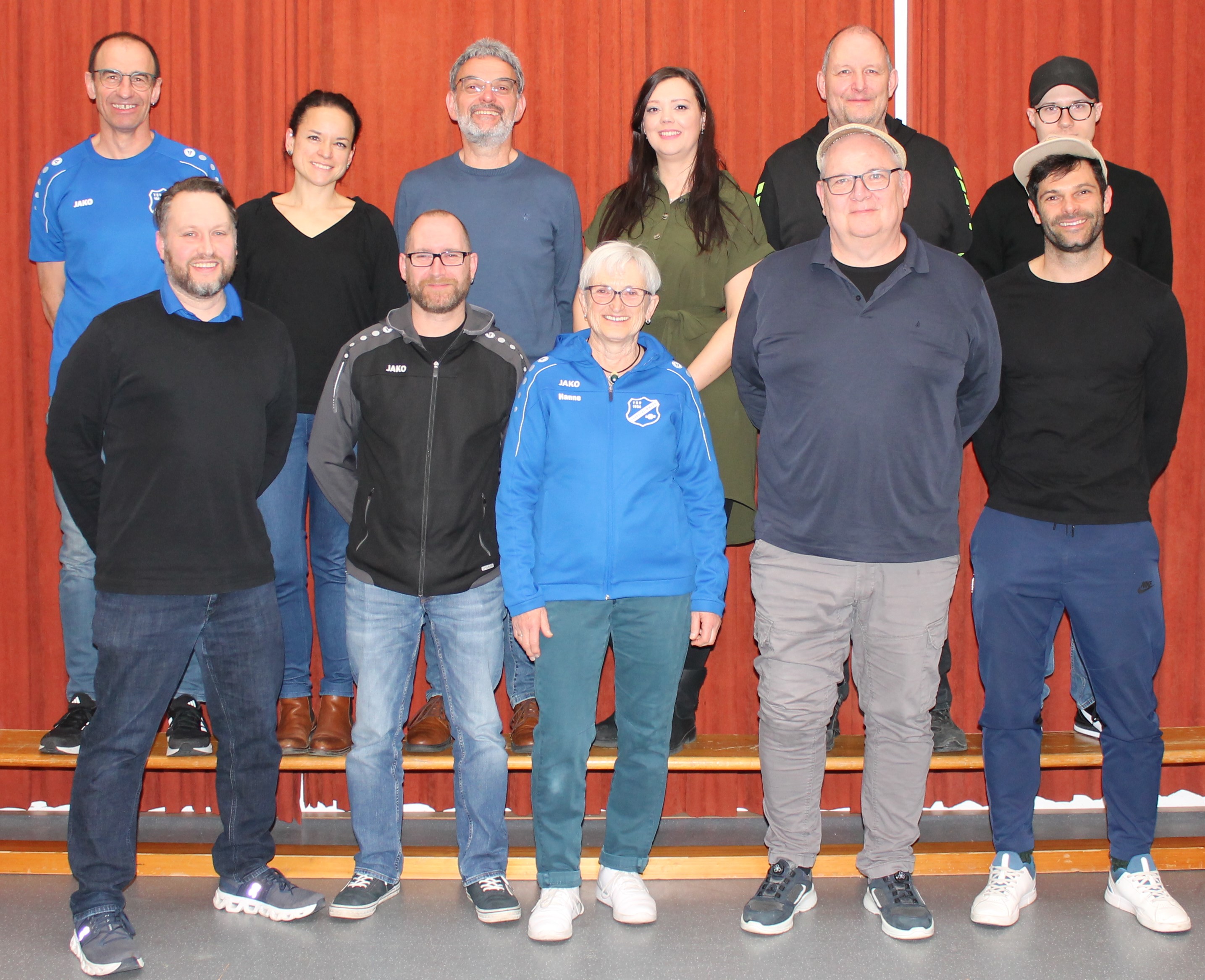 Das Bild zeigt die neu gewählten der Führungsriege des TSV mit dem ersten Vorsitzenden Steffen Reißenweber (vorne links), dem Sportlichen Leiter Rainer Schuch (hinten links), den stellvertretenden Vorsitzenden Jennifer Mangold-Mohr (hinten, 2. von links), Hanne Reißenweber (vorne Mitte) und Joachim Waldmann (vorne, 2. von rechts) sowie den neuen, zweiten sportlichen Leiter Andreas Ullrich (vorne rechts) TSV VBZ HV 2026 1